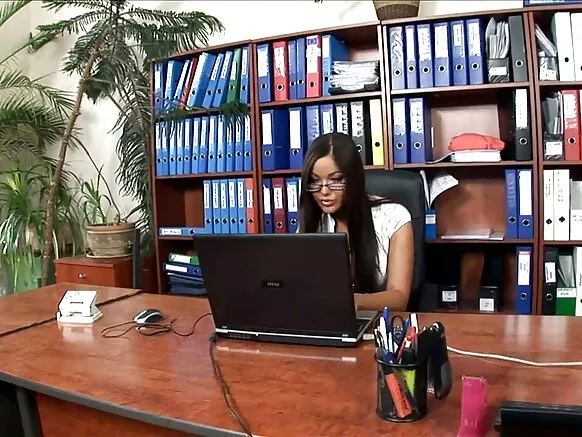 Hot secretary anal wakagonana mu masitokisi ghachokoghachoko ghakukwera mu ntchafu na vitende vyapachanya.