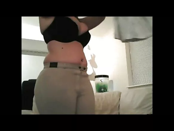 Sexy British PAWG wakuvula vyakuvwara ndipo wakuchita vyakuvwara vya m’makutu HD 18 mu thalauza lake lakukhora.