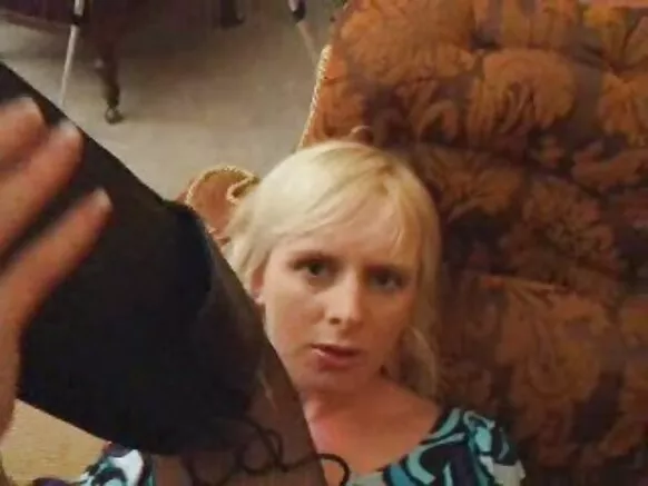 Amateur blonde anal, anal wankhaza mu vidiyo yakupangika kunyumba ya ku Britain.