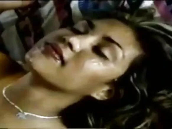 Indian porn slut, wakusambazga mu anal, wakugonana mu chipinda chakugona - ku.