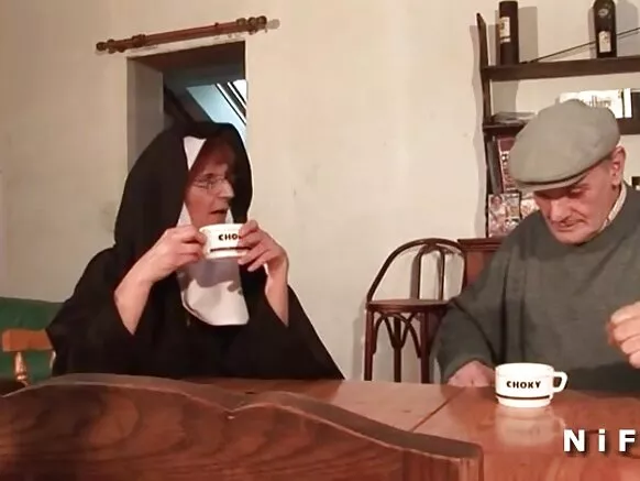 French nun anal na mwakukhora kugwirira mbunda mu ŵatatu.