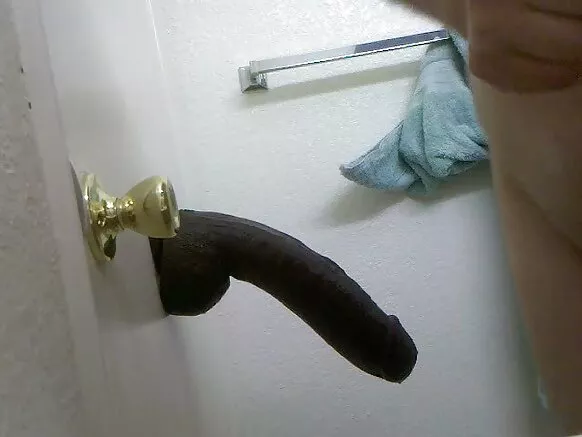 Kukondweska kwa m'makutu na dildo.