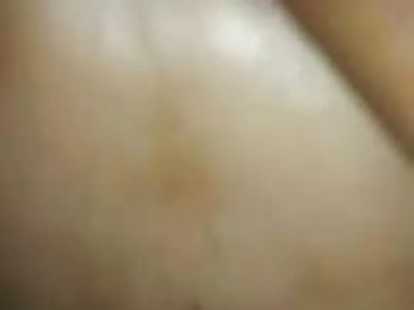 Indian desi bhabi wakugonana na mbunda zikuru izo zikudontha poizoni mu mbunda.