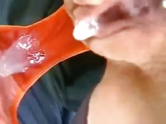 Anal farting na mbolo yikuru na sperm mu panties ya m'makutu.