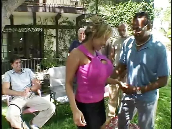Dirty married slut wakumira mbolo ya mafuta yakukhora apo mfumu wake wakuwonelera.