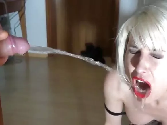 XXX ŵanakazi ŵakugonana na German MILF kumalira na shawa ya golide.